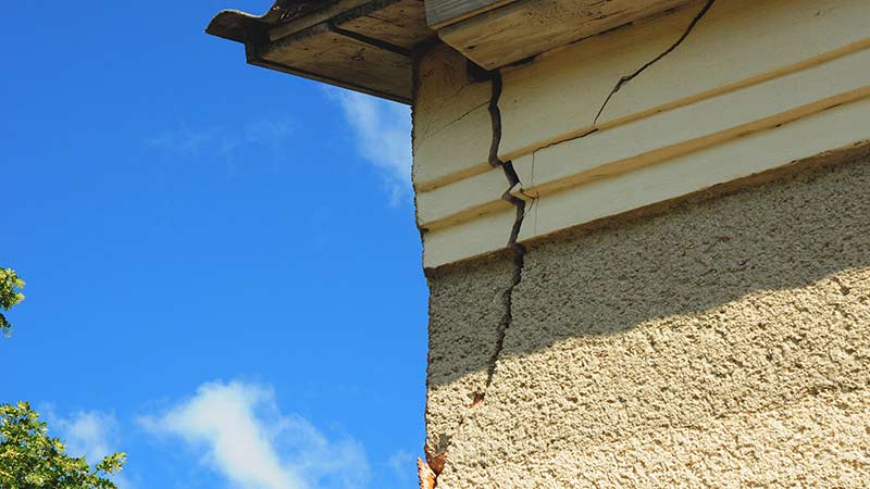 Fissure sur la façade d'une maison